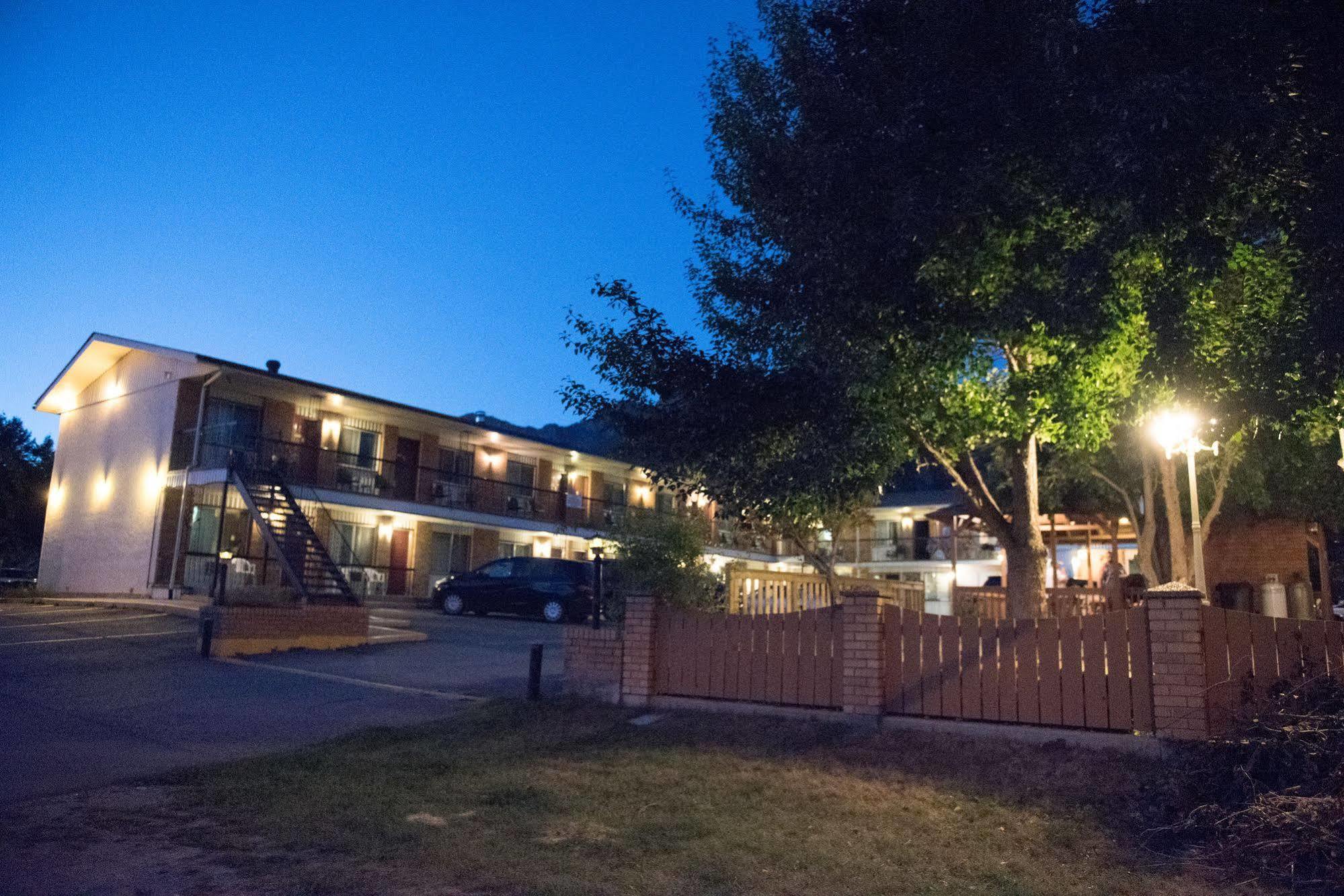 Radium Park Lodge Radium Hot Springs Exterior foto